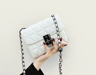 Tijdloos Contrast – Elegant Wit Tasje met Zwarte Details